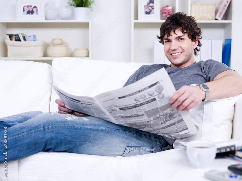 Obraz premium Handsome guy with newspaper