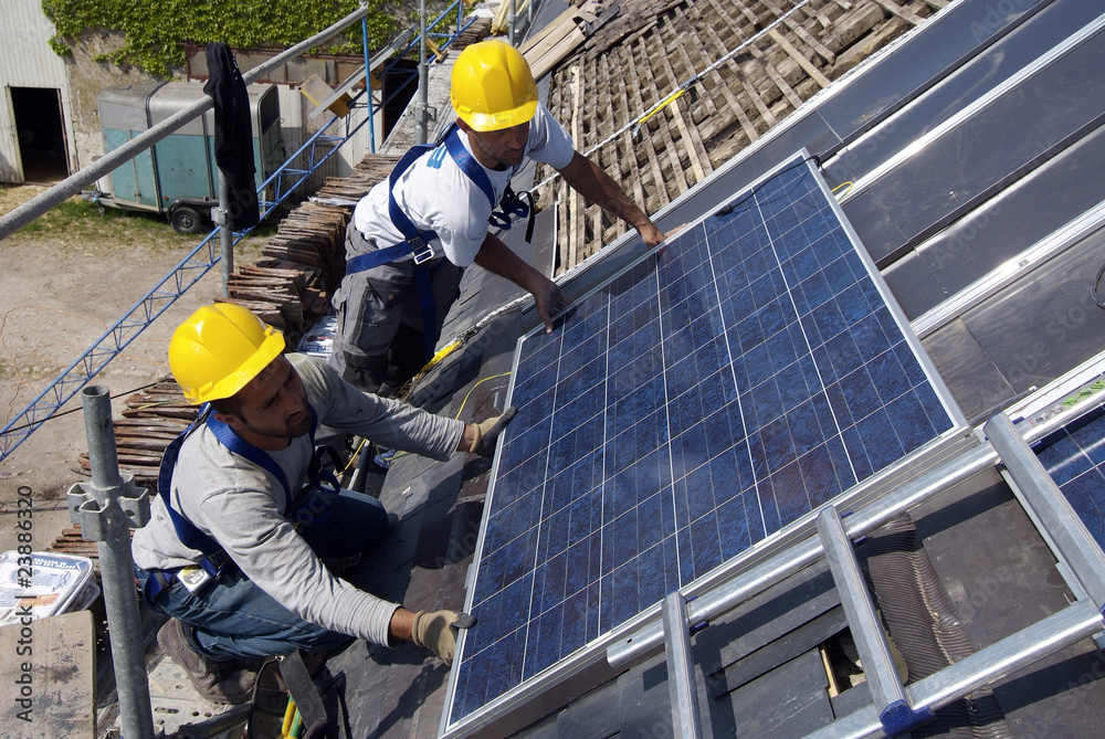 Fototapeta premium poseurs panneaux photovoltaïques
