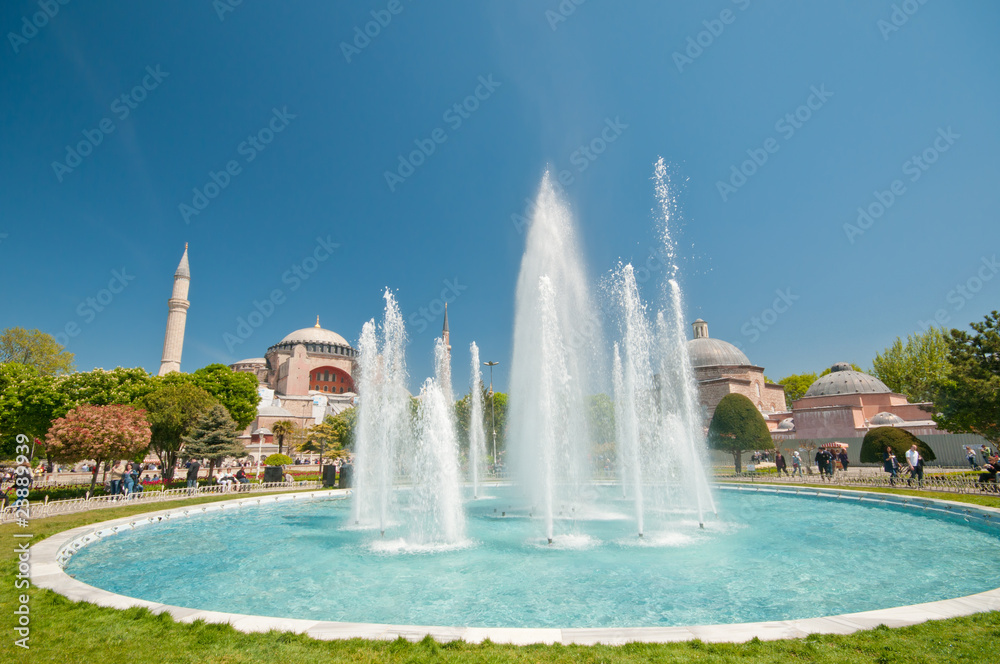 Fototapeta premium Hagia Sofia and fountain