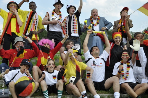 Jubelnde Fussballbegeisterte mit Deutschlandfahne