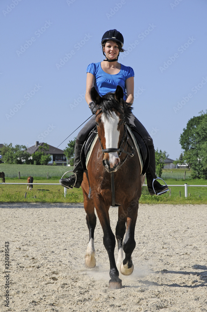 Reiterin auf einem Reitplatz Reiterin auf einem Reitplatz