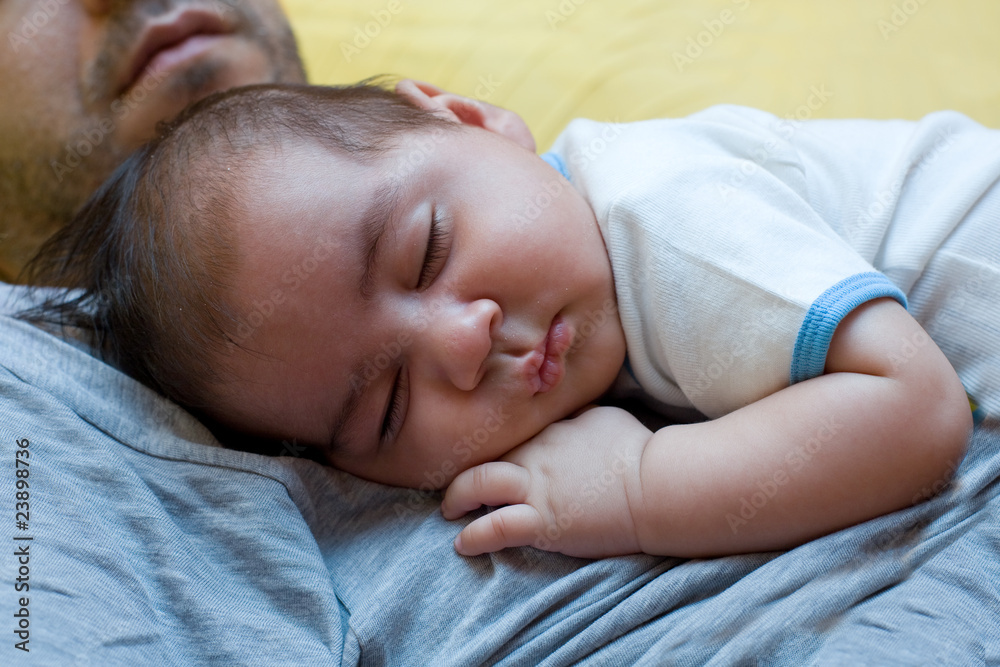 bambino che dorme con il padre bambino che dorme con il padre