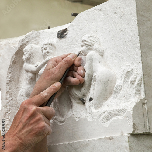 Bild auf Leinwand Sculpture sur pierre