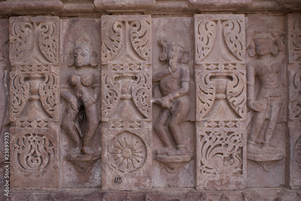 Abbildungen aus dem Kamasutra auf altem Hindutempel