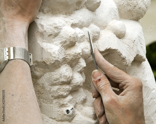 Bild auf Leinwand Sculpture sur pierre