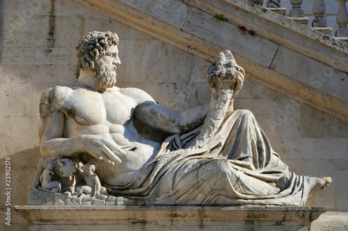 Rome - statue for Palazzo Senatorio - Tiber river