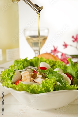 olive oil over chicken salad-olio su insalata di pollo