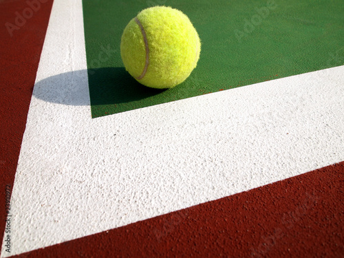 Tennis ball and tennis court © Nitiphol