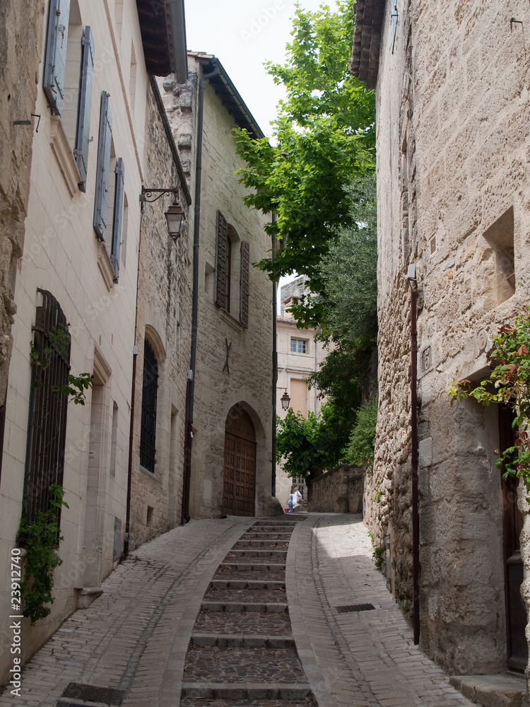 Escalier dans la ruelle dans la vieille ville historique