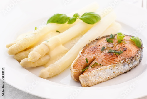 Spargel mit Lachssteak