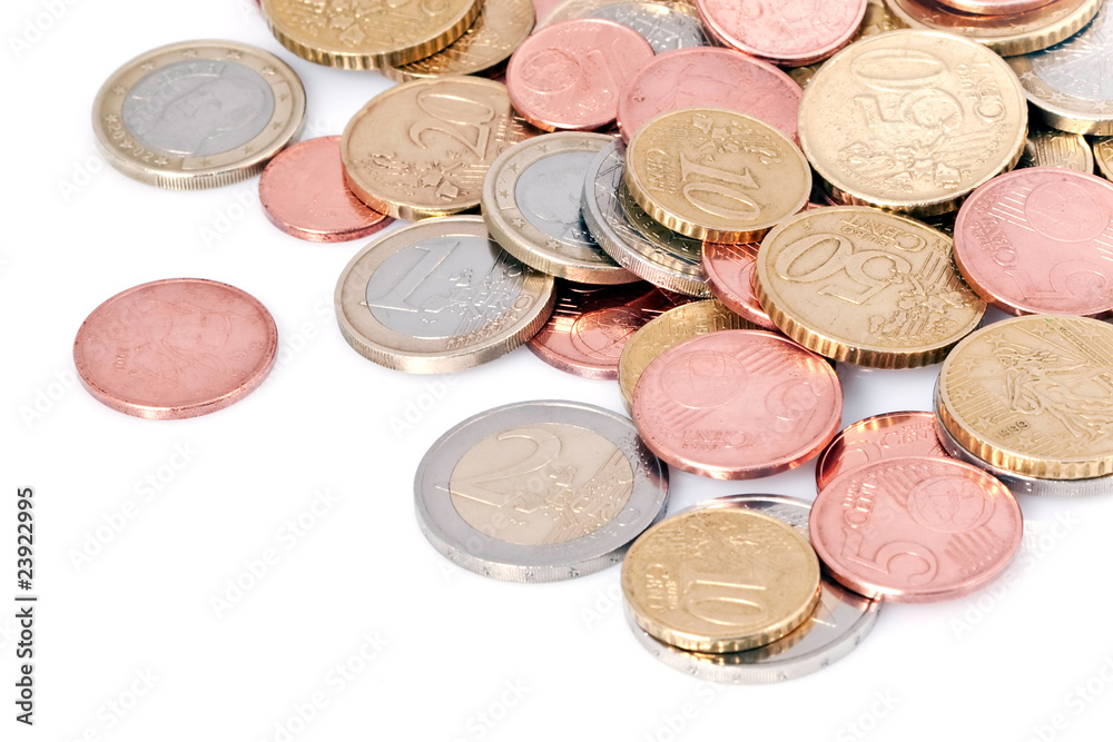 Pièces de monnaie d'euro sur fond blanc