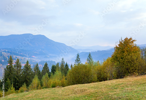 Fototapeta Naklejka Na Ścianę i Meble -  autumn mountain village