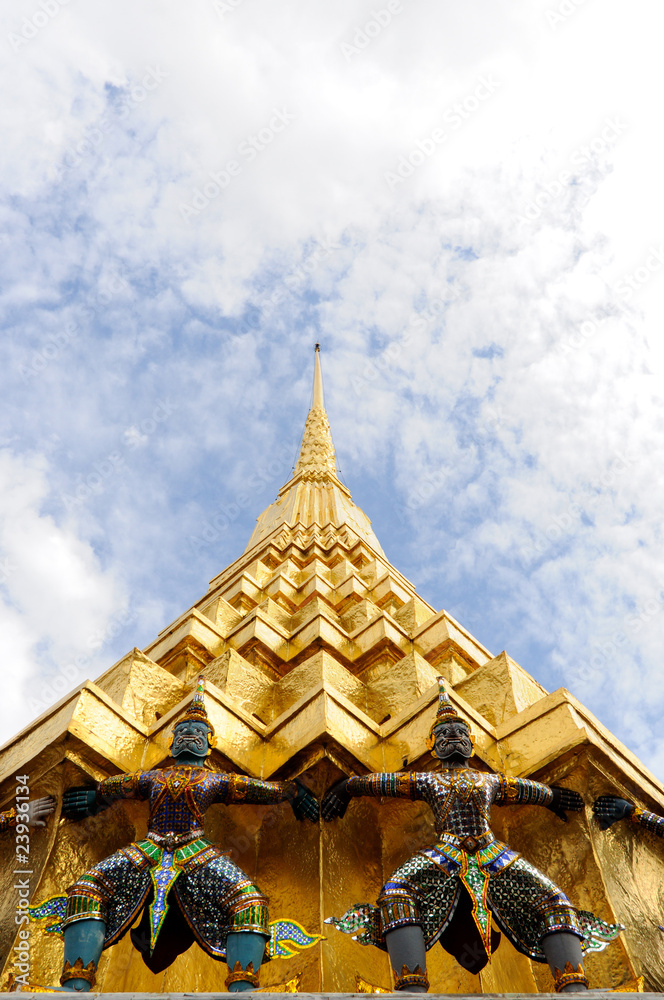 Fototapeta premium The golden pagoda