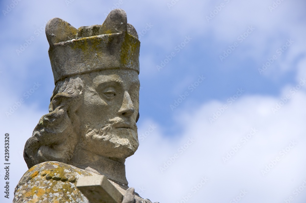 Obraz premium Head weathered stone sculpture of a king, Wasserburg Anholt