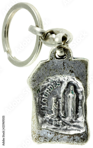 Photo porte-clé médaille religieuse de Lourdes, fond blanc