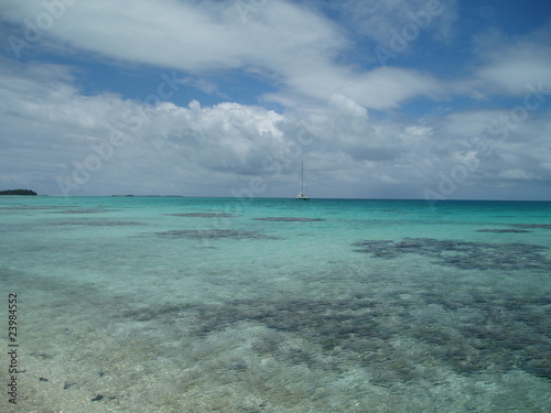 Lagon turquoise à Rangiroa en Polynésie photo