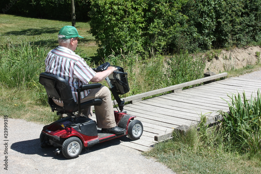 Fauteuil roulant électrique Photos | Adobe Stock