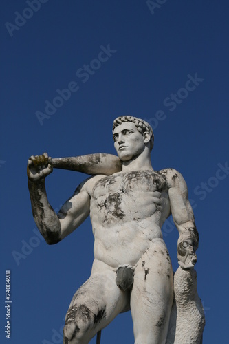 Roma, statua dello stadio dei marmi
