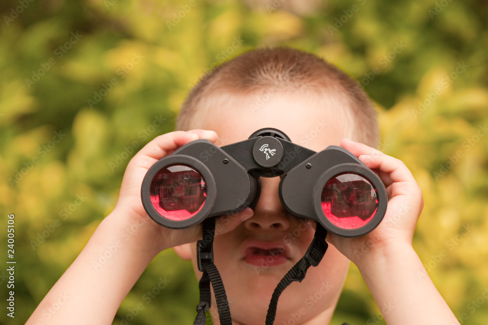 Junge sieht durch Fernglas Junge sieht durch Fernglas