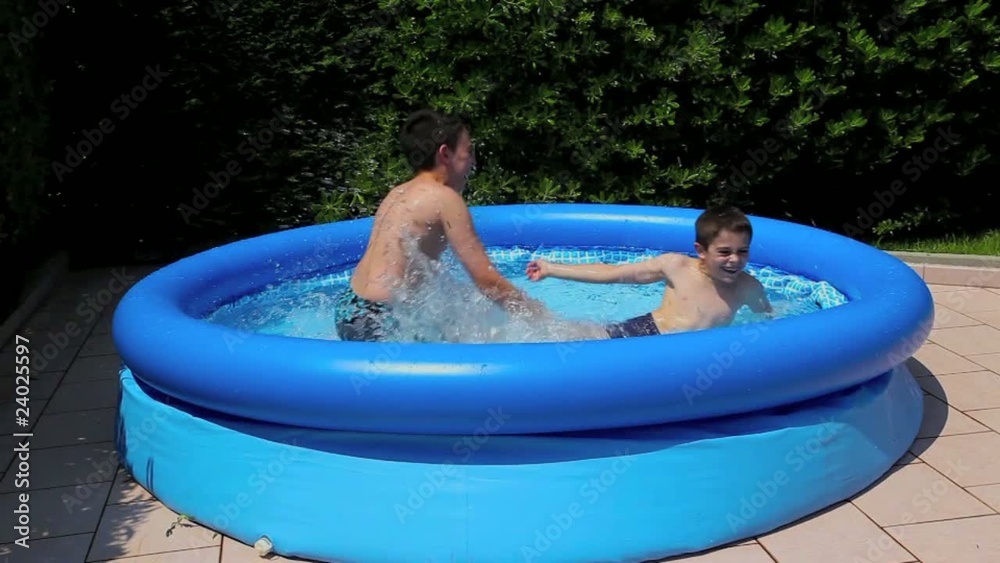 bambini in piscina
