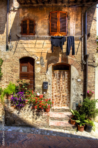 Fototapeta Naklejka Na Ścianę i Meble -  old wall face in tuscany