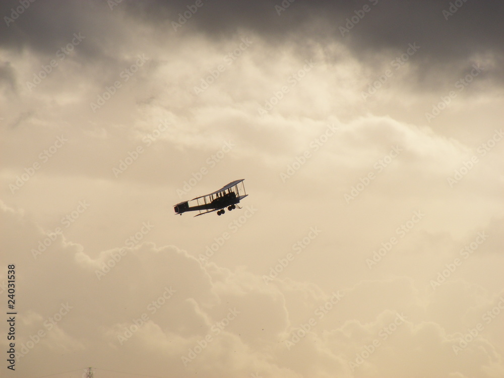 Vikers Vimy Bi-Plane Coming in to land Vikers Vimy Bi-Plane Coming in to land