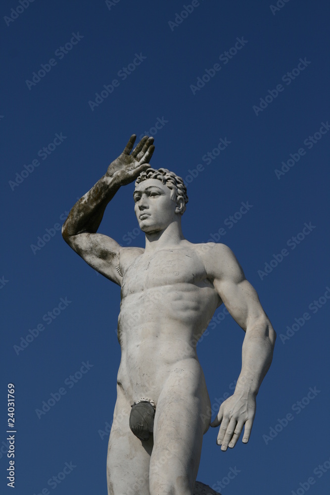 Roma, statua dello stadio dei marmi