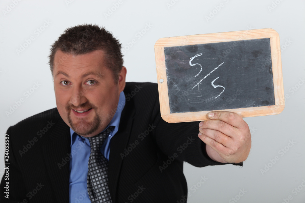 Portrait d'un homme d'affaires avec note sur ardoise Portrait d'un homme d'affaires avec note sur ardoise