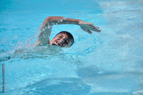 Enfant nageant à la piscine photo