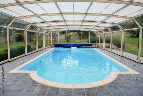 Une piscine couverte