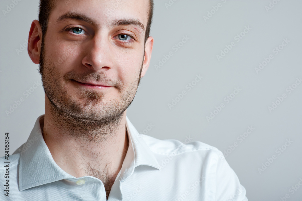ragazzo con sguardo di sfida ragazzo con sguardo di sfida