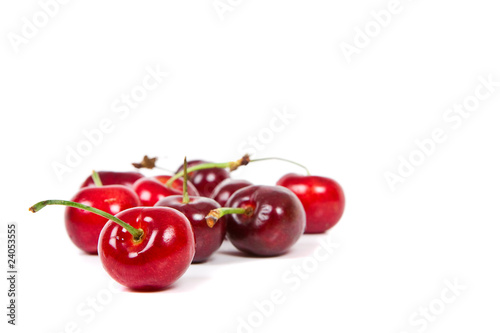 Obraz na płótnie Fresh ripened red cherries over white background