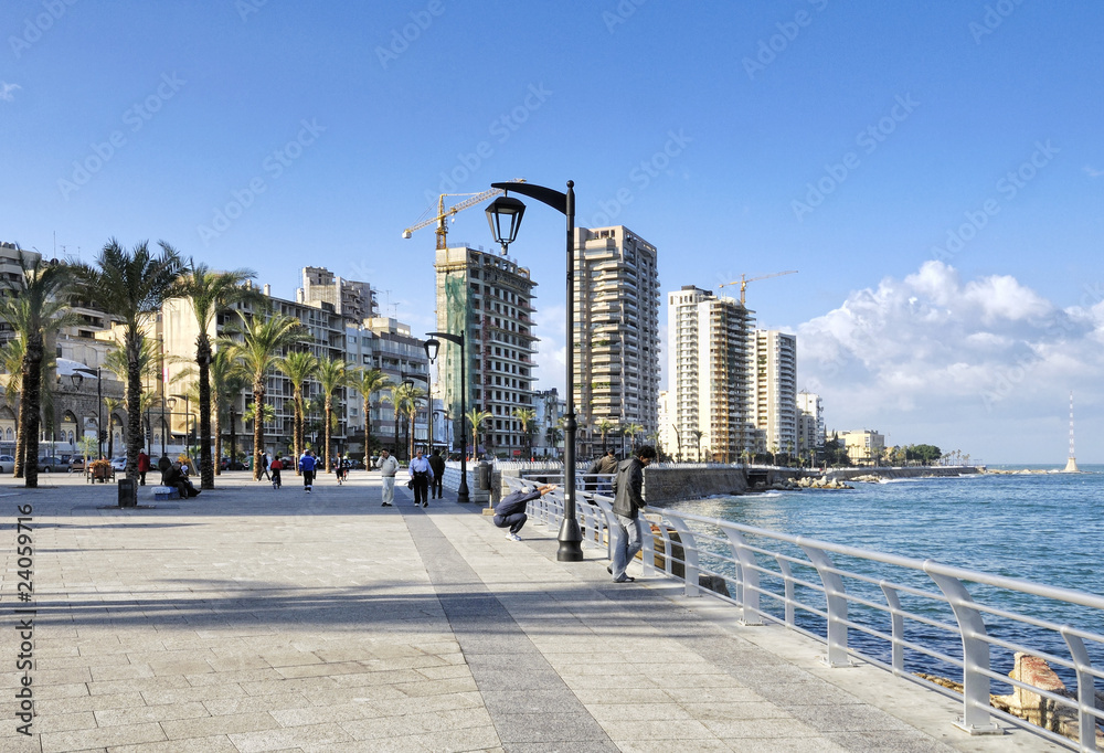 Obraz premium Corniche wzdłuż wybrzeża Bejrutu w Libanie