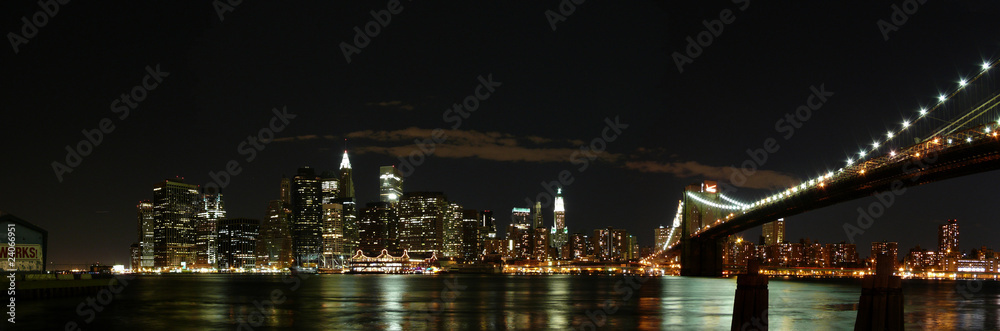 Fototapeta premium Brooklyn Bridge bei nacht