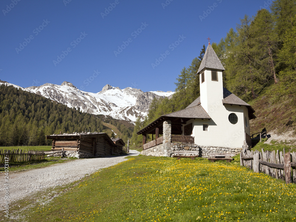 kleine kirche und blockhütten in den tiroler alpen kleine kirche und blockhütten in den tiroler alpen