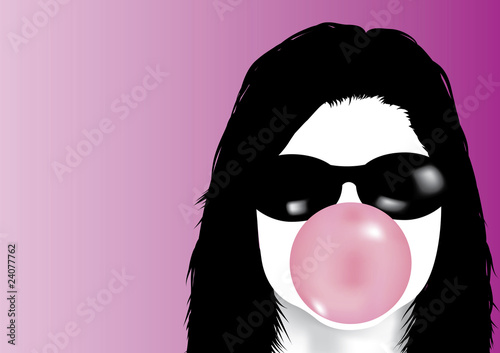Joven morena con gafas de sol mascando chicle