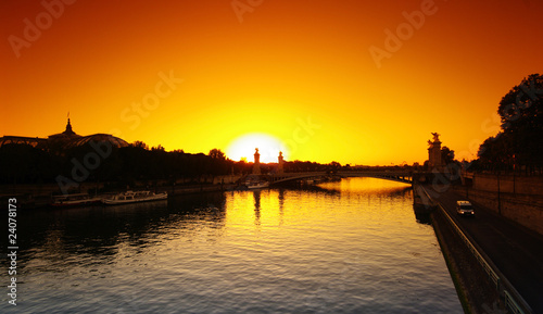 Paris, Aurore sur l seine pont alexandre 3 et voie sur berge