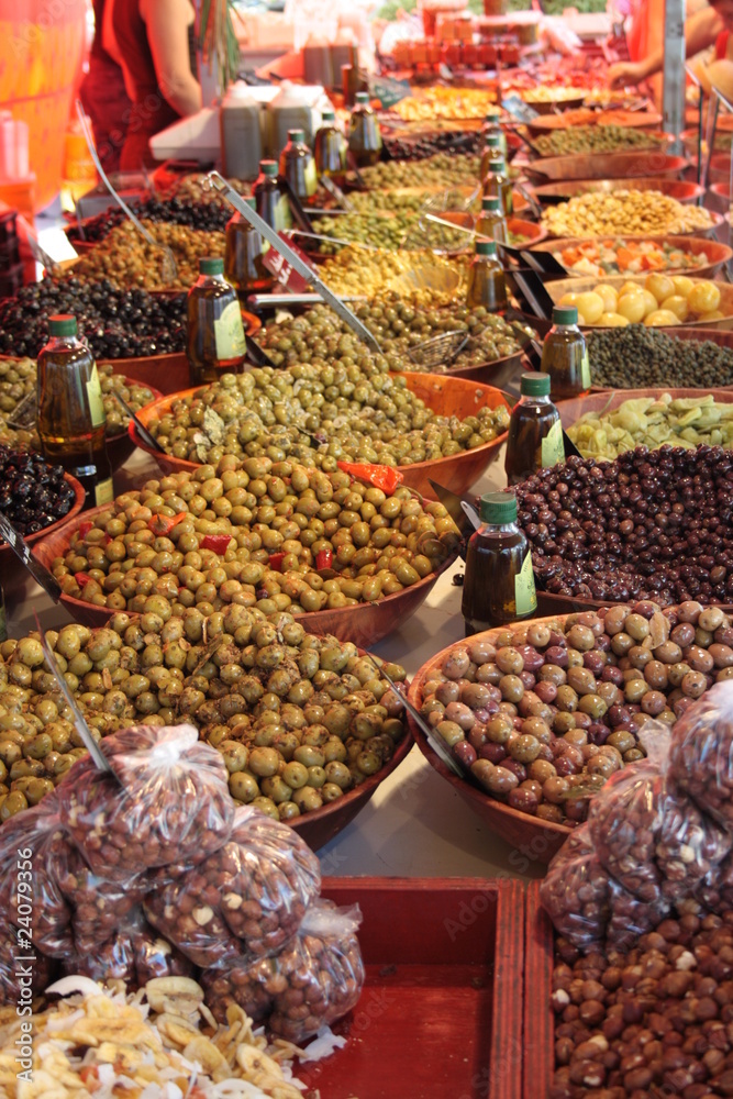 étale d'olives au marché