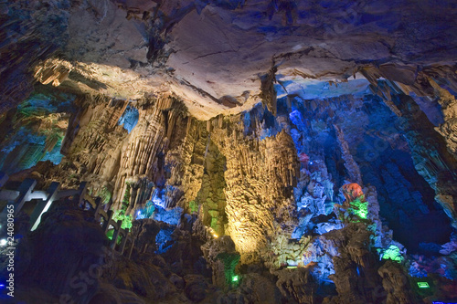 chine,guillin : grotte de la flute aux roseaux photo