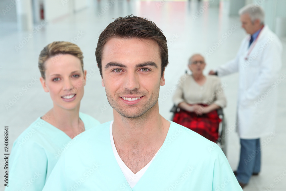 Equipe médicale avec une infirme Equipe médicale avec une infirme