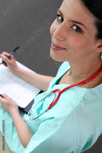 Infirmière remplissant dossier médical photo