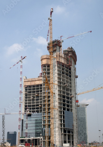 Costruzione di un grattacielo a Milano photo