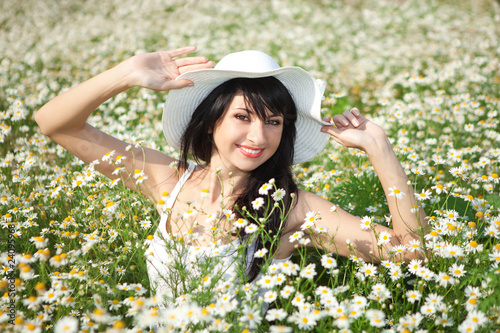 Slika na platnu young happy girl in the daisywheel field