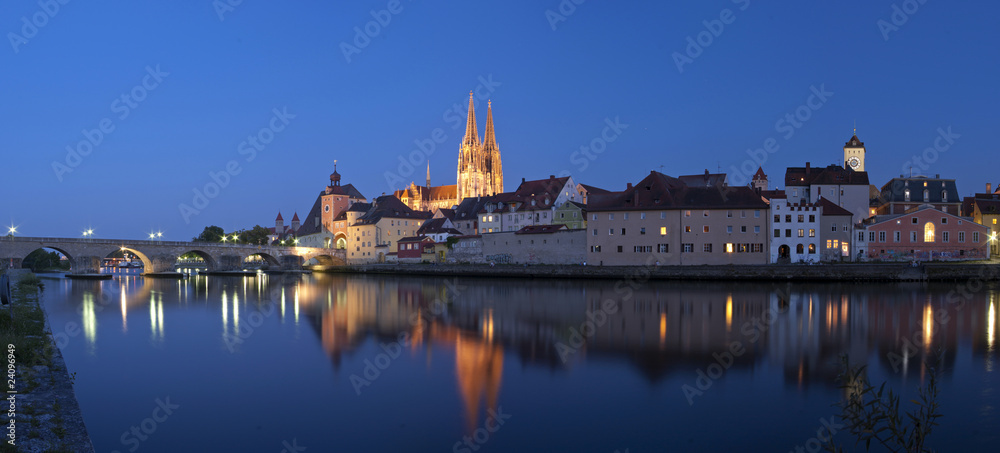 Wunschmotiv: Panorama der Altstadt Regensburg bei Nacht #24096949