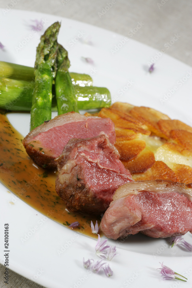 Mignon de Veau, asperges et pomme de terre Mignon de Veau, asperges et pomme de terre