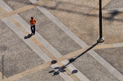 milano strada persona ciotoli solitudine sole ombra