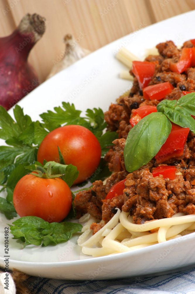 Spaghetti mit Hacksosse und Basilikum Spaghetti mit Hacksosse und Basilikum