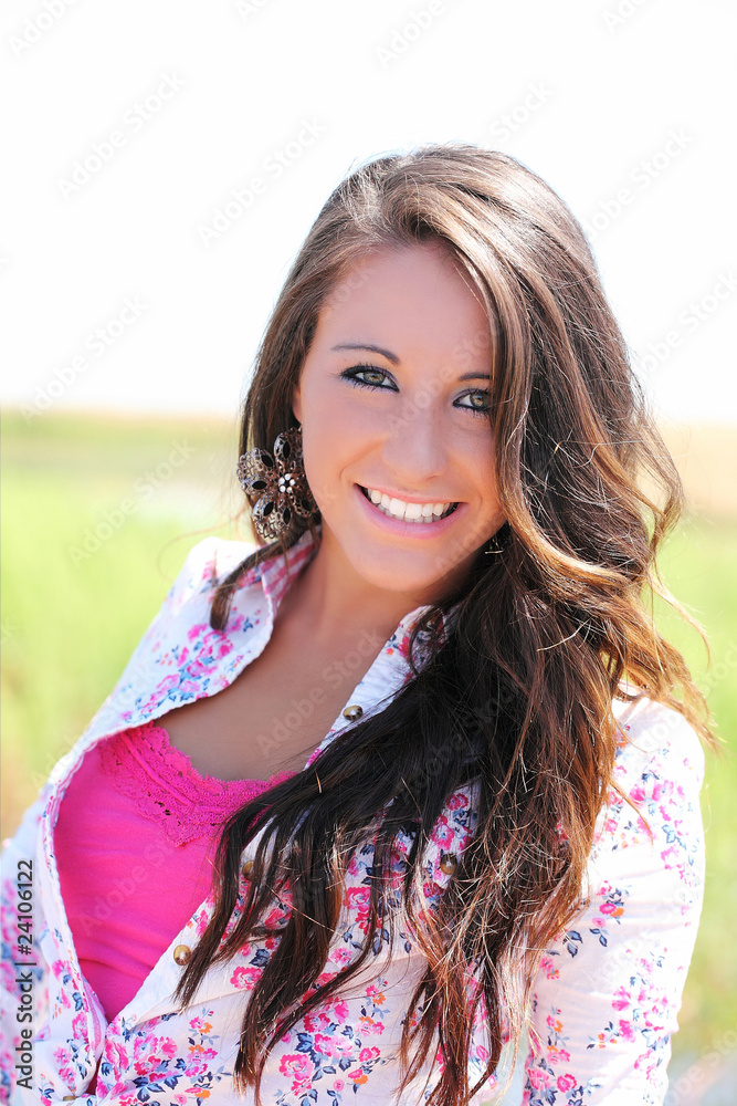 Fototapeta premium outdoor portrait young smiling teen girl pink top