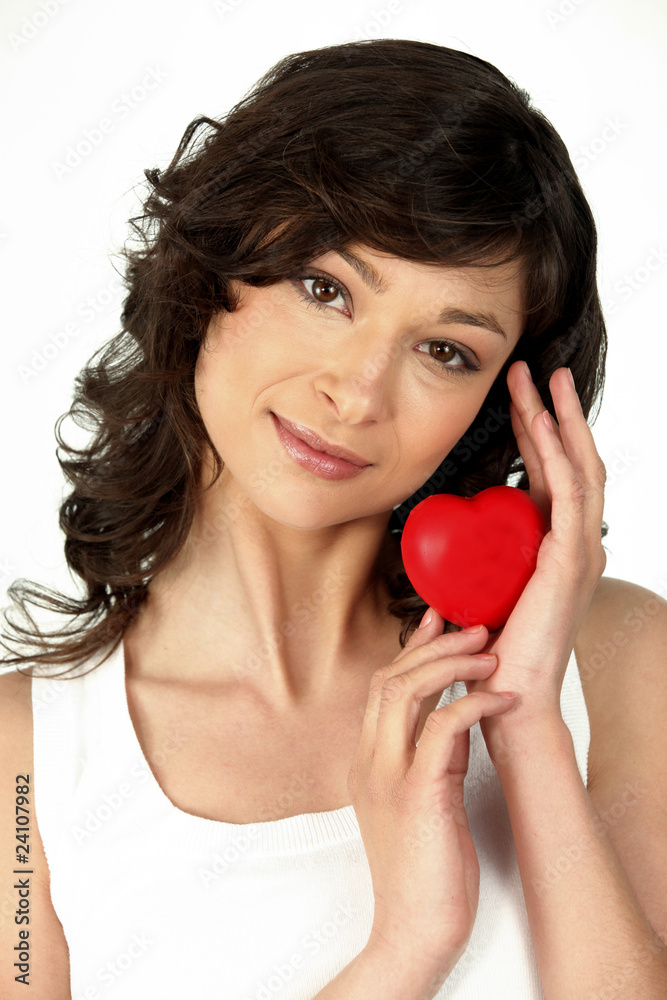Portrait d'une femme avec un cœur rouge Portrait d'une femme avec un cœur rouge