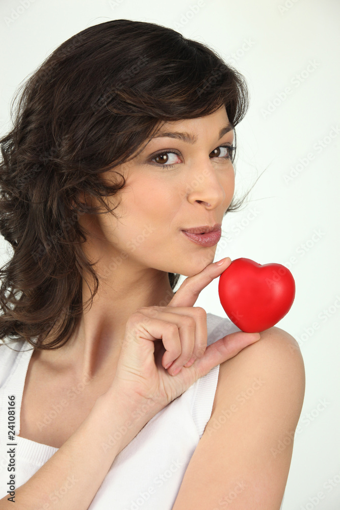 Portrait d'une femme avec un cœur rouge Portrait d'une femme avec un cœur rouge